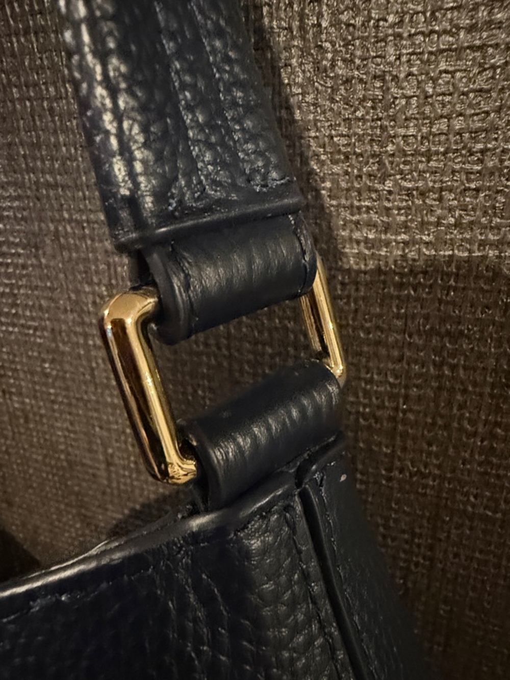 Tote Le Montde:Navy Pebbled Leather Shoulder Hobo Bag with Gold Zip Accent - Picture 3 of 7